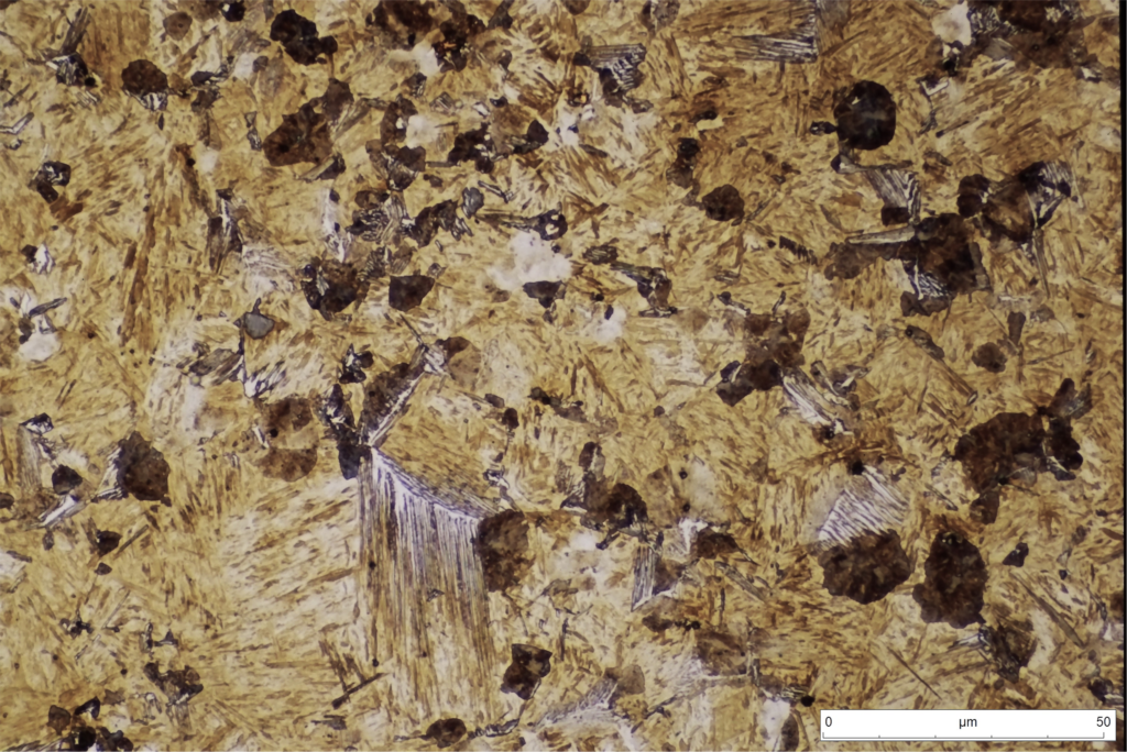 Detalle de la microestructura correspondiente al núcleo de un redondo de 20 mm de acero C45 templado en agua. Martensita, perlita troostítica, bainita superior y algo de ferrita libre.