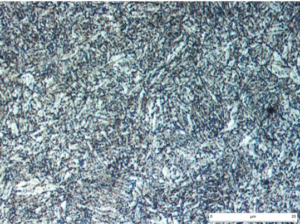 Detalle de la microestructura anterior. La cementita aparece casi totalmente globulizada. En este estado el acero posee su máxima tenacidad (revenido tenaz).