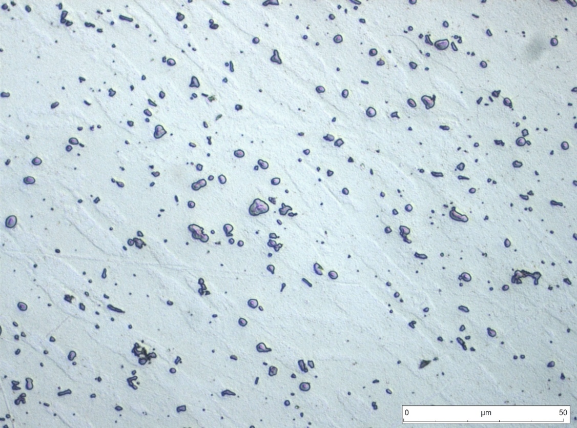 Aleación de aluminio EN AW-AlCu4MgSi(A). Partículas claras y compuesto endurecedor: Al2Cu; partículas oscuras: insoluble Al12 (Mn,Fe)3Si.