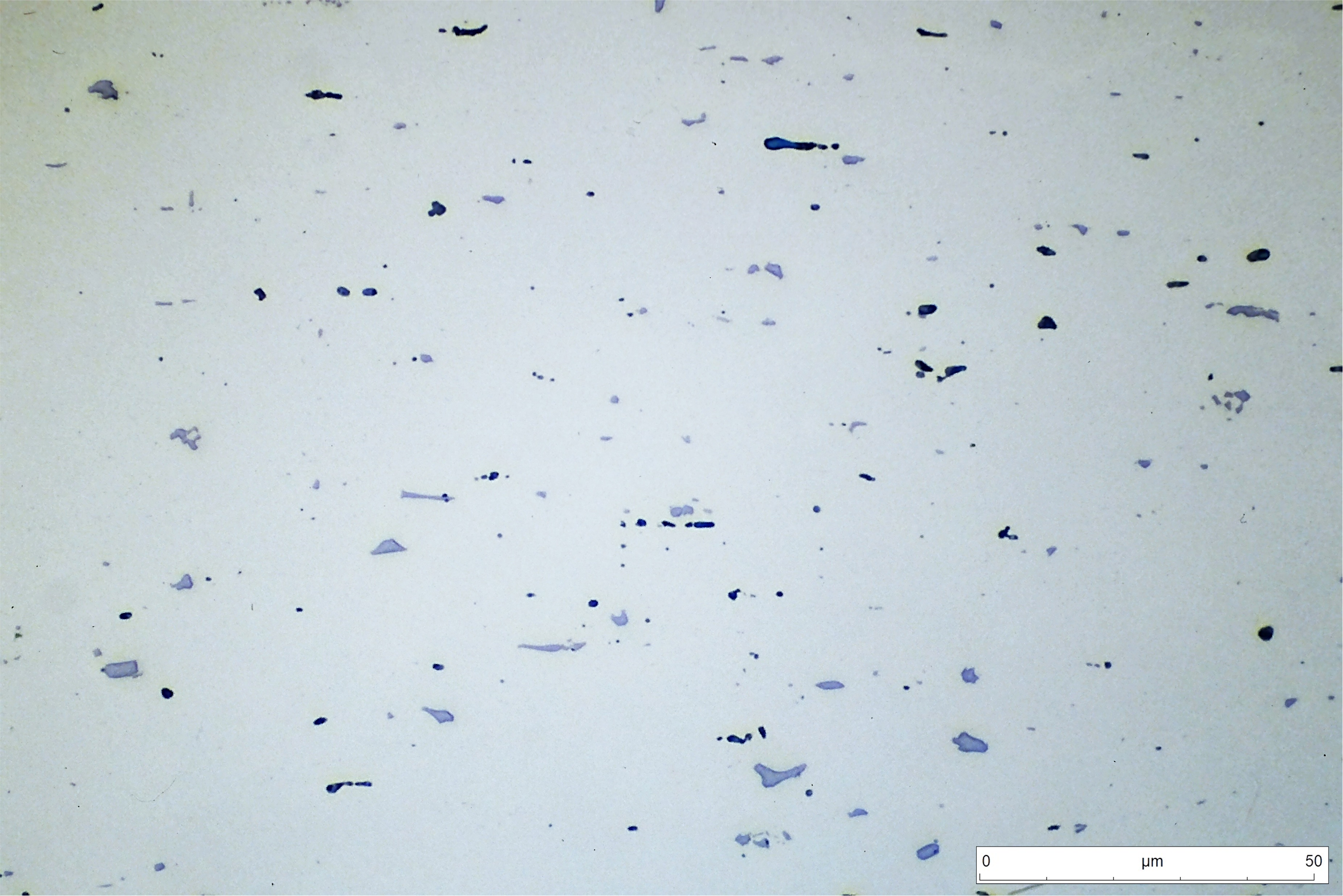 Aleación EN AW-AlZn4,5Mg1, T6. MgZn2: partículas negras; partículas claras: Al3Fe.El compuesto endurecedor, MgZn2, no es visible en microscopía óptica. Ataque HF en agua.