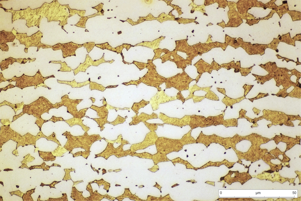 Detalle de la microestructura anterior. Puede apreciarse que el contenido de fase β’ es superior a la del latón CuZn36Pb, debido a du mayor contenido en Zn.