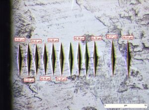 Perfil de microdurezas Knoop en la muestra. Se puede apreciar un endurecimiento en la superficie que puede llegar al agotamiento plástico de la zona con el peligro de agrietamiento.