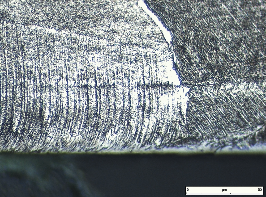 Ti48Al2Cr2Nb mecanizada y recocida 2h a 700ºC. Se puede apreciar un ligero cambio estructural por relajación de tensiones, pero la muestra sigue conservando la deformación superficial debida al mecanizado.