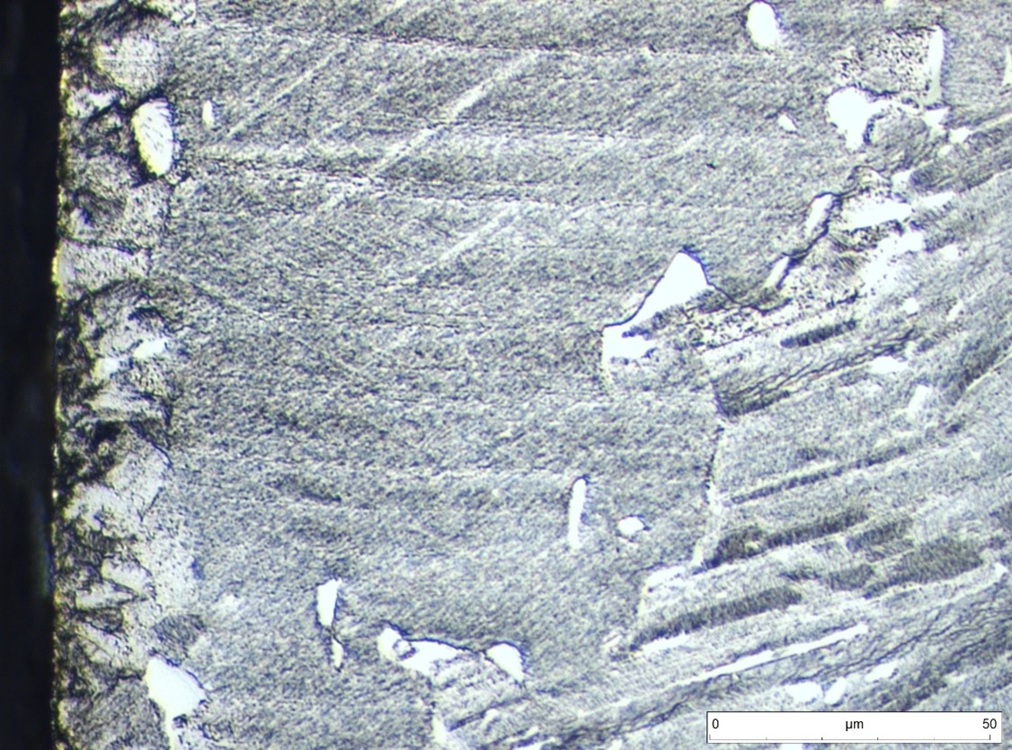 Ti48Al2Cr2Nb mecanizada y recocida 2h a 900ºC. Se puede apreciar la recristalización de la zona deformada.
