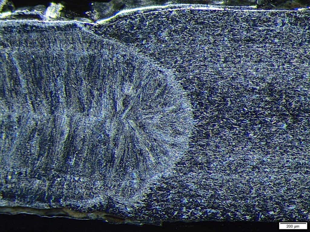 Micrografía de la imagen anterior, correspondiente a la zona remarcada. Se puede apreciar que la zona afectada térmicamente es casi inexistente, debido a que el material es muy estable a altas temperaturas, por lo que apenas se ha visto afectado por el sobrecalentamiento.