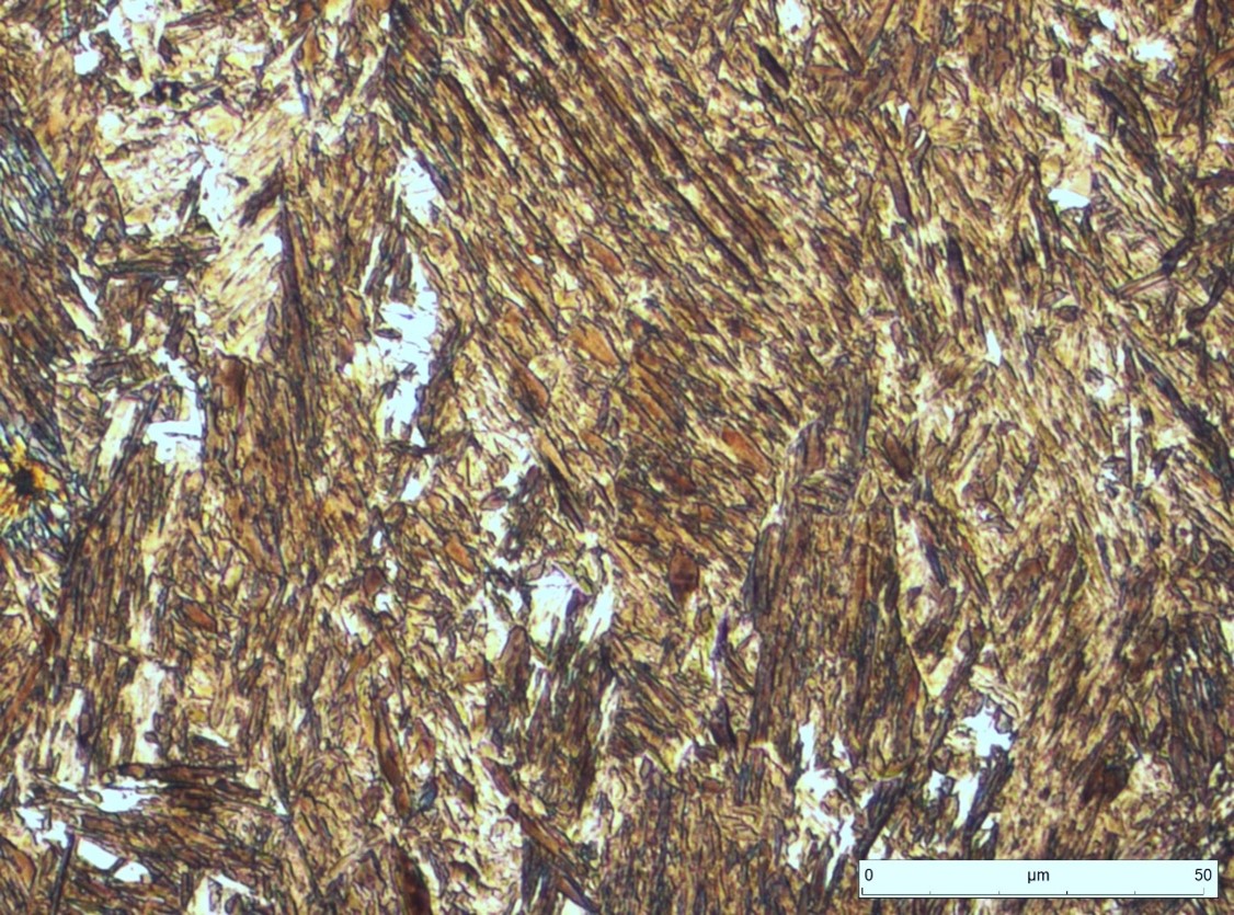 Micrografía de la imagen anterior, correspondiente a la zona de fusión. Se puede apreciar la transformación estructural en martensita.
